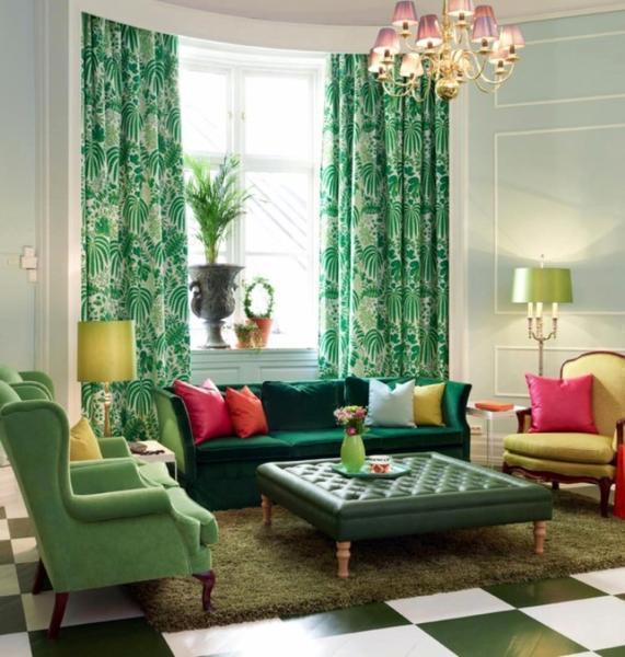 Шторы мятного цвета стильно и необычно украсят интерьер комнаты с зелеными обоями 