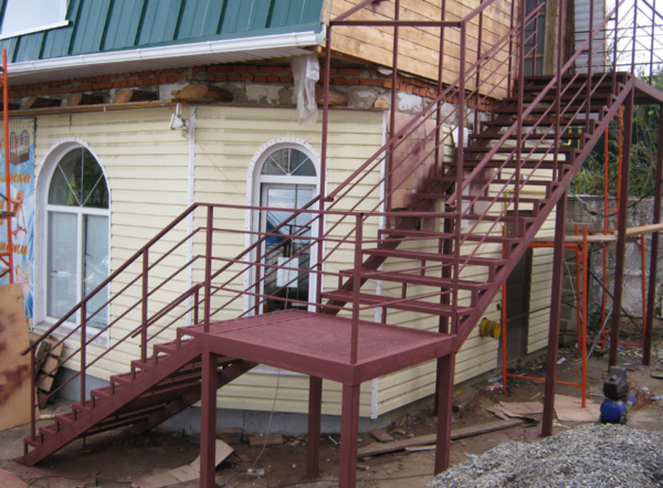 Все необходимые составляющие уличной металлической лестницы можно приобрести в строительном магазине или заказать в интернете 