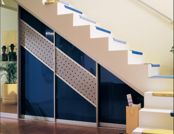 Шкаф под лестницей с раздвижными дверями отлично смотрится в интерьере, выполненном в стиле хай-тек или модерн 