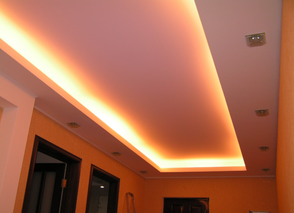 Потолок с подсветкой хорошо смотрится в коридоре, выполненном в стиле модерн или хай-тек 