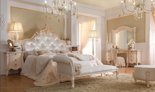 Для итальянской спальни рекомендуется подбирать мебель из натурального дерева с мягкой обивкой 