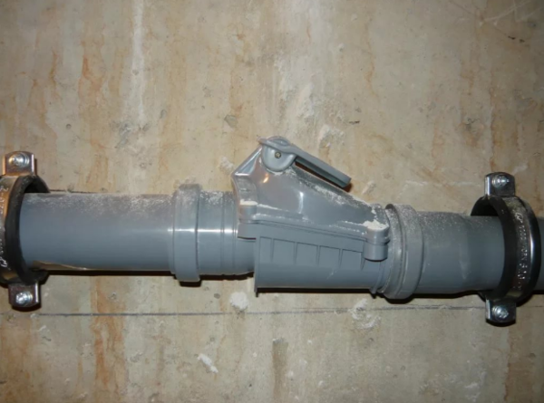 Выбирая обратный клапан для канализации, следует обращать внимание на способ установки