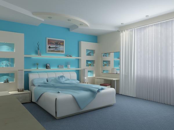 Выбирая бюджетный вариант оформления спальни, следует уделить внимание спокойным, сбалансированным цветам и декоративным элементам, которые не нарушают гармонию всего помещения