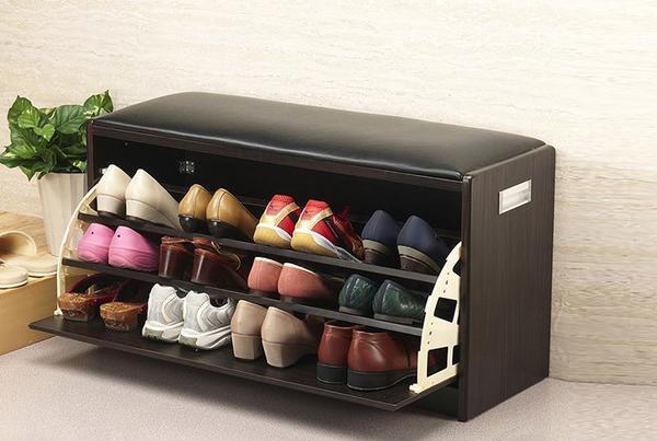 Вполне рационально укомплектовать скамейку в прихожей выдвижным ящиком для хранения обуви