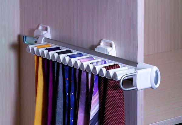 Для хранения галстуков и ремней можно приобрести специальные вешалки с зажимами