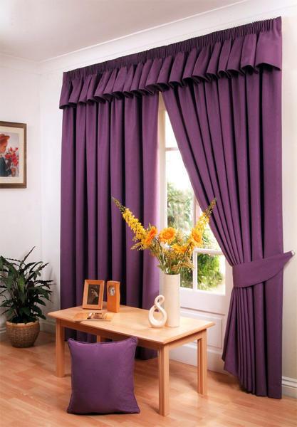 Лучше всего сочетать фиолетовые шторы с бежевыми оттенками в интерьере