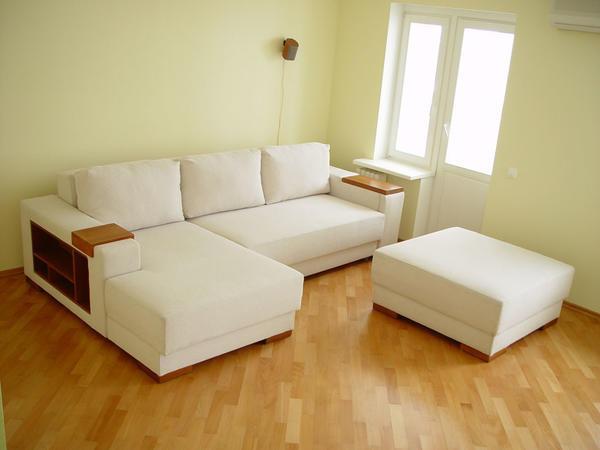 Использование угловой мебели сэкономит больше пространства в маленькой гостиной