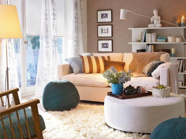 Мягкая мебель, ковер и стильные аксессуары — пожалуй, главные атрибуты уютной гостиной