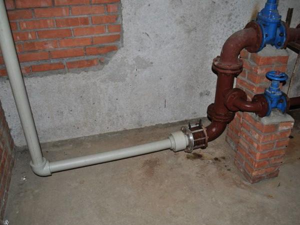 В соединении стальной трубы с полипропиленовой при помощи фланцев есть большой плюс - это лёгкость монтажа для последующего ремонта или очистки труб