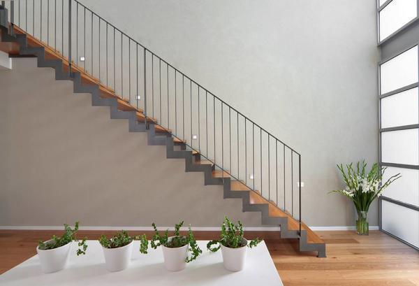 Классическая лестница с перилами — наиболее удобный и безопасный вариант для дома