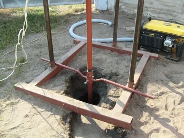 При ручном гидробурении скважин на воду нужно обязательно заранее подготовить почву