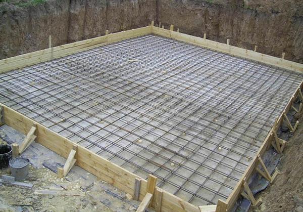 В процессе монтажа монолитного основания под теплицу бетон нельзя заливать постепенно, все работы нужно выполнить за один день