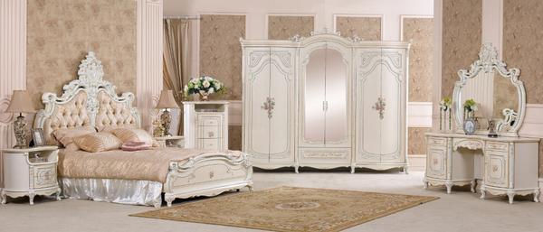 Мебель белого цвета придает интерьеру спальной комнаты торжественности, великолепия и аристократизма