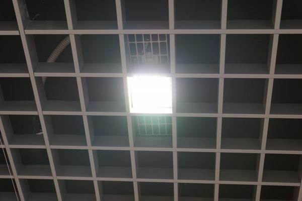 Светодиодные светильники для потолка грильято работают как при низких температурах, так и при высоких