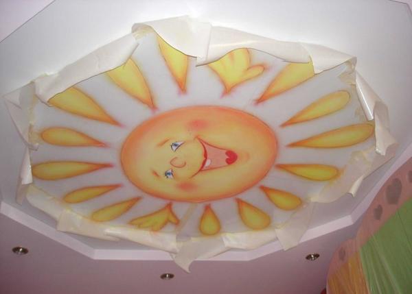 Изображение солнца на потолке в детской комнате, сделанное своими руками, пользуется особой популярностью