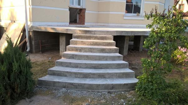 Повышенная устойчивость к внешним воздействиям — главное преимущество бетона как материла для изготовления лестниц