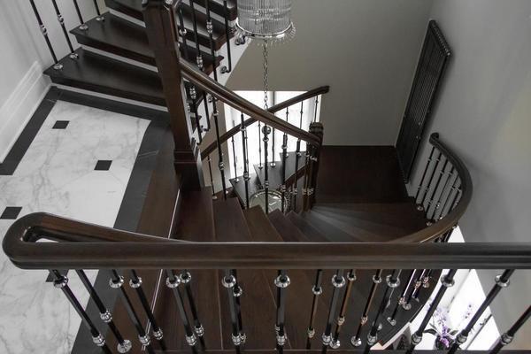 Красиво и стильно в интерьере будет смотреться деревянная лестница в классическом стиле 