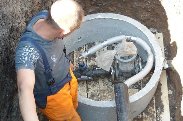 Когда процесс врезки в водопровод происходит под давлением, то использование хомутов является обязательным