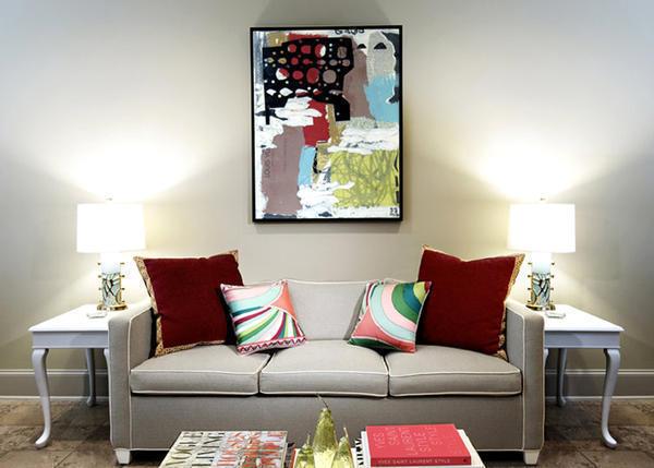 Если вы желаете повесить картину в вашей гостиной, то следует учесть не только личный вкус, но и цветовую гамму и стиль помещения