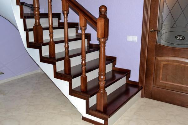 Следует подобрать правильные габариты ступенек, а также угол наклона лестницы, чтобы конструкция гармонично смотрелась в помещении 