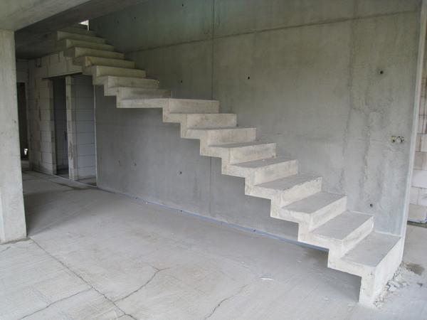 Монолитная бетонная лестница обладает высокой прочностью, что означает ее долгий срок использования
