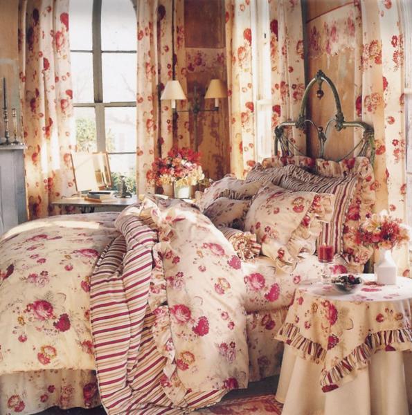 В комнату в стиле прованс чаще всего выбирают шторы с растительно-цветочным принтом 