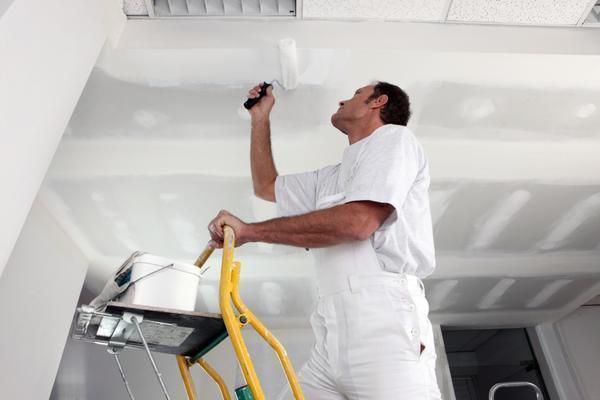 Правильное выполнение покраски потолка водоэмульсионной краской даст вам отличные результаты