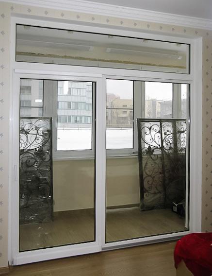 У стекляных дверей на балконе материал очень прочен и отлично выдерживает практически любое давление и механическое воздействие
