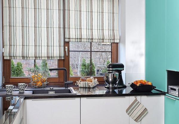 Многие предпочитают использовать римские шторы для украшения кухонных окон, поскольку они практичные и удобные 