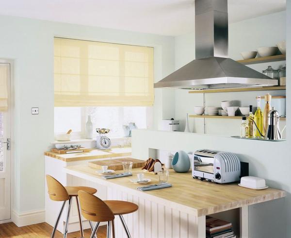 Многие предпочитают выбирать стильные рулонные шторы на кухню, поскольку за ними легко ухаживать 