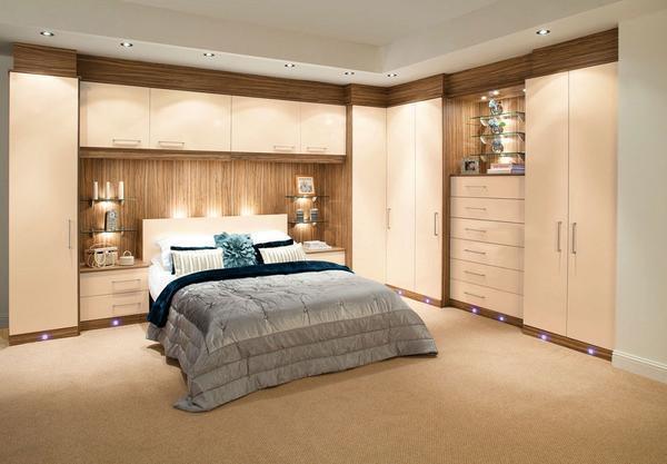 Бежевый шкаф с точечными светильниками в спальне отлично впишется в любой интерьер 