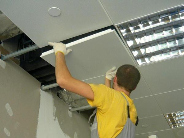 Устанавливать и снимать потолочные плиты в потолке Армстронг крайне просто