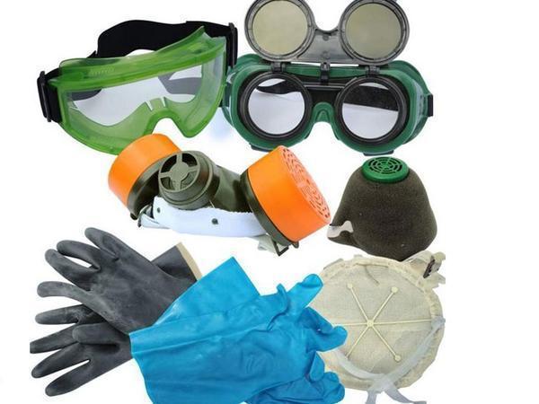 Чтобы защитить глаза и дыхательные пути от попадания пыли, следует заранее подготовить индивидуальные средства защиты: головной убор, перчатки, очки, респиратор