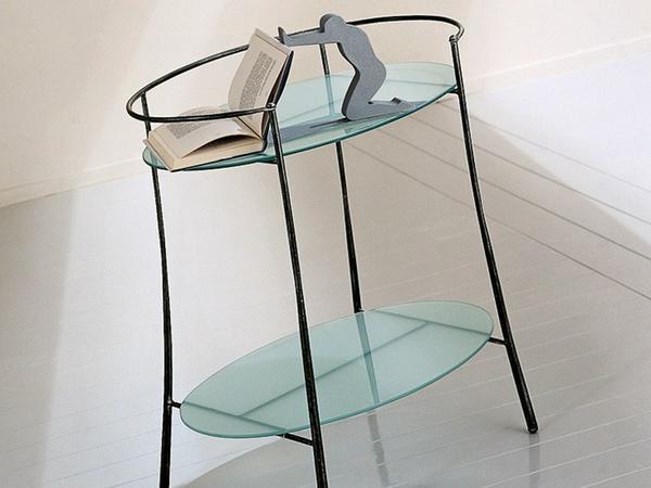 Прикроватный столик из стекла смотрится безупречно - он добавляет спальне легкости и воздушности