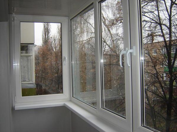 Достаточно популярными и востребованными являются окна на лоджию из алюминия или ПВХ