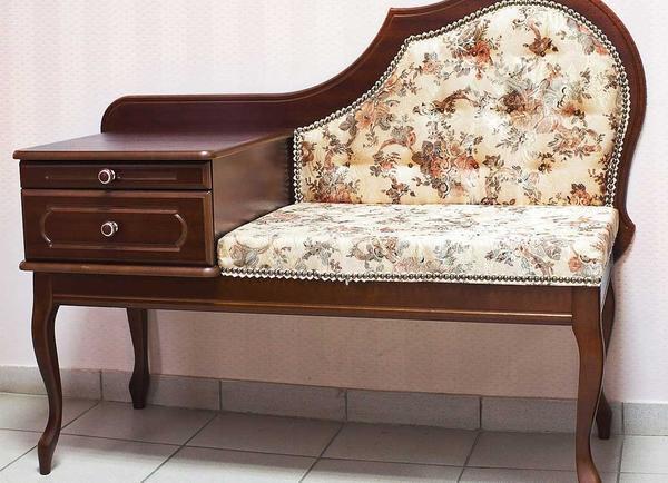 Подобрать практичную и красивую банкетку с сиденьем для прихожей можно в специализированных мебельных магазинах