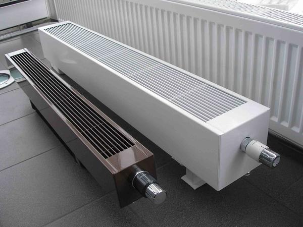 Водяной радиатор отопления с вентилятором равномерно распределяет теплый воздух по всему помещению 