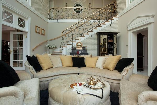 Красивая лестница в классическом стиле сделает интерьер гостиной изысканным