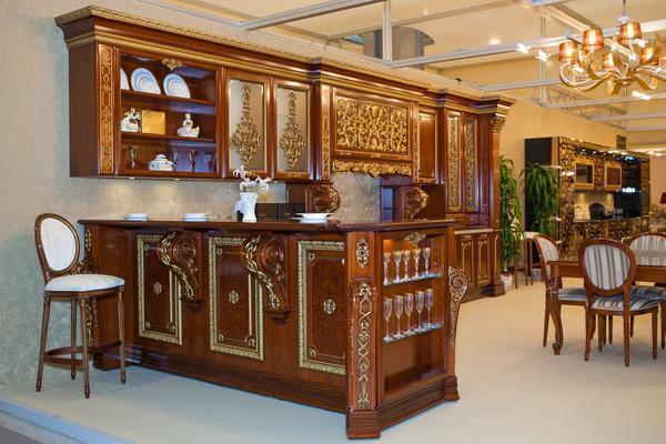 Кухня в классическом стиле должна быть оборудована деревянной мебелью с элементами  резного декора