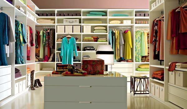 Для гардеробной комнаты можно купить уже готовое наполнение, но гораздо разумнее продумать собственные потребности и заказать все элементы по своему эскизу