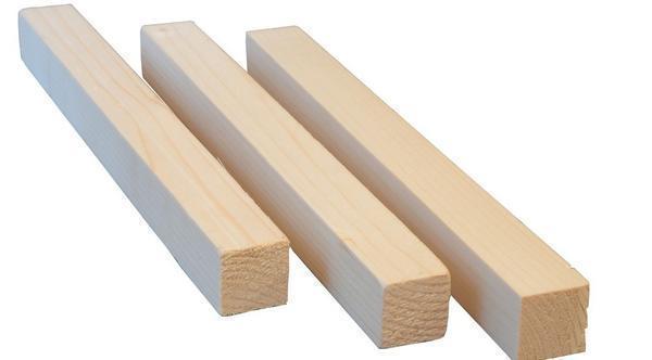 При производстве полочек, предназначенных для хранения тяжелых вещей, используют деревянные брусья, позволяющие надежно фиксировать конструкцию
