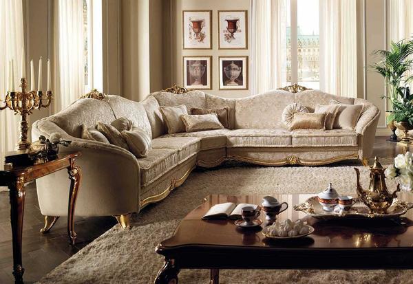 Угловой диван, сделанный в классическом стиле, отлично смотрится в сочетании с большим количеством подушек 
