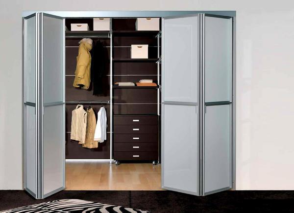 Складные двери гармошкой для гардеробной чаще всего используют в небольших помещениях