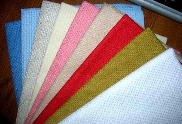 Приемам вышивки лучше всего обучаться, используя льняное или хлопковое полотно, имеющее прочное переплетение нитей