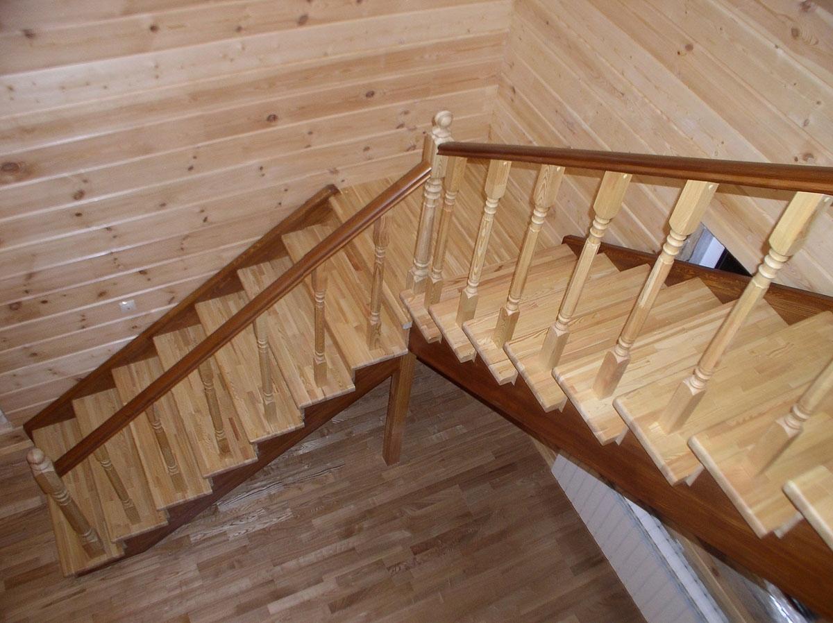 88 63. Лестница на второй этаж из лиственницы. Поворотная лестница. Лестница г образная деревянная. Деревянная лестница с поворотной площадкой.