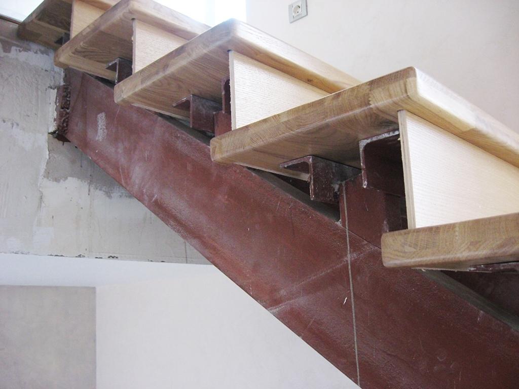 монтаж деревянных ступеней на металлический каркас