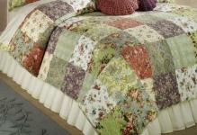 Bett-Tagesdecke-Blumenmuster-Eisen-Gestell-Schlafzimmer-Landhausstil-einrichten