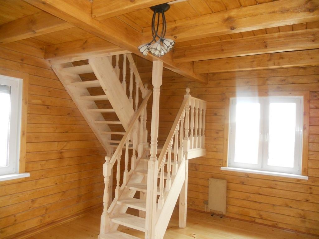 Второй этаж видео. Лестница на мансардный этаж сруб 6на6 на даче. Деревянная лестница в доме из бруса. Деревянная лестница на мансарду. Лестница в деревяномдоме.