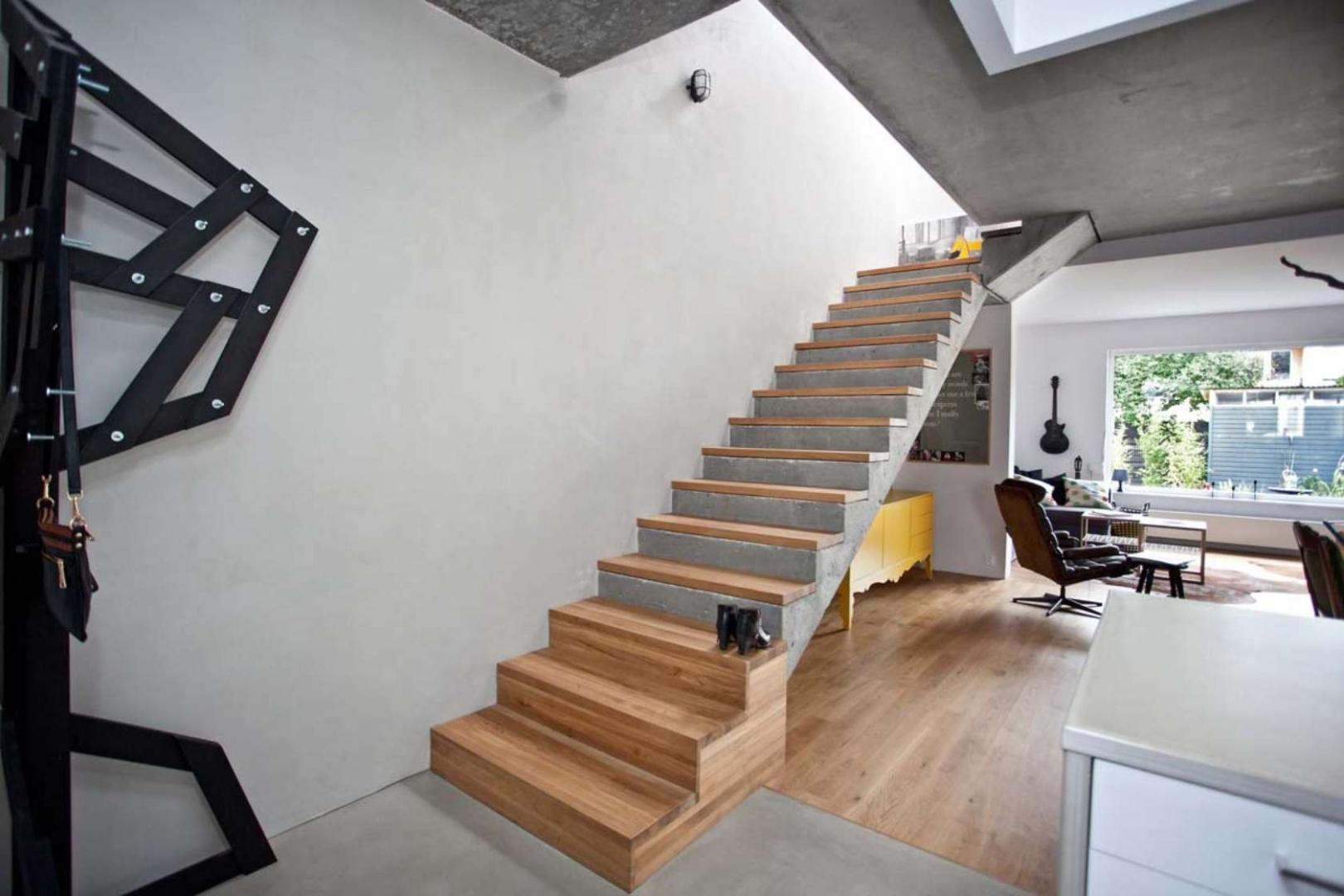 Бетонная лестница доме второй этаж. Монолитный косоур. Лестница betonnaya. Монолитная межэтажная лестница. Лестница в интерьере.