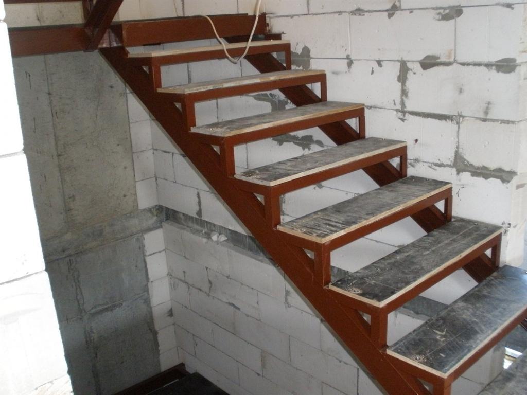 из чего сделать ступени для металлической лестницы